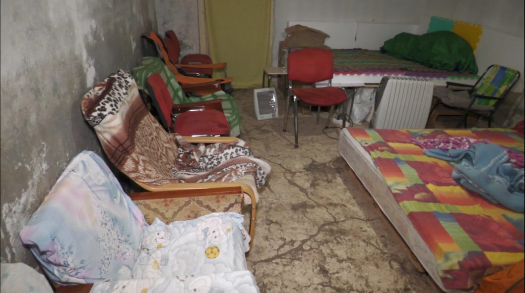 В Днепре продолжают обустраивать укрытия в подвалах жилых домов - рис. 1
