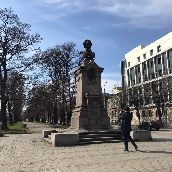 В Днепре привели в порядок изуродованный российской свастикой памятник Пушкину (Фото) - рис. 2