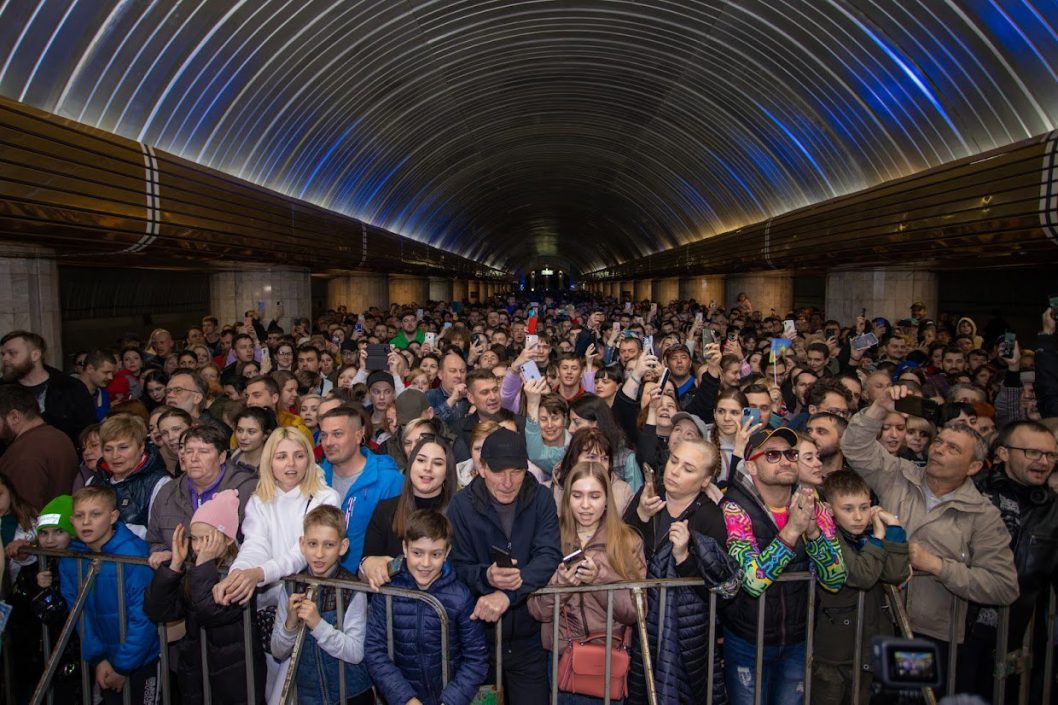Pianoбой, «ВВ» и 95 квартал: в днепровском метро состоялся концерт «Життя переможе» - рис. 10