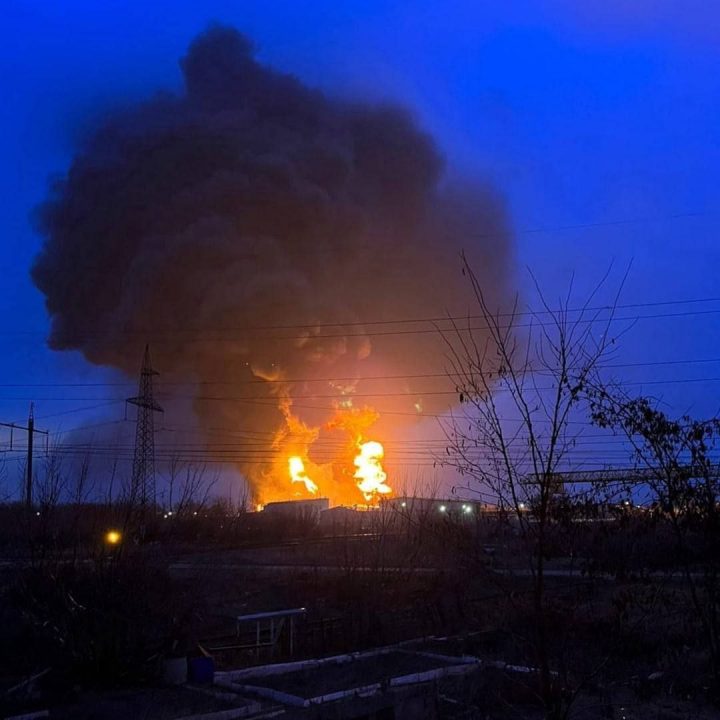 В российском Белгороде в 40 км от Харькова горит нефтебаза (Фото) - рис. 3