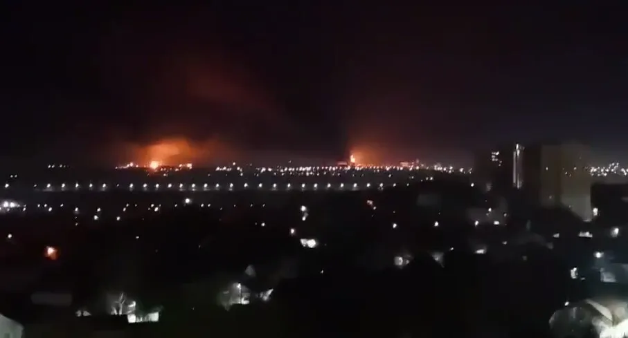 В российском Брянске горят воинская часть и нефтебаза (Фото/Видео) - рис. 1