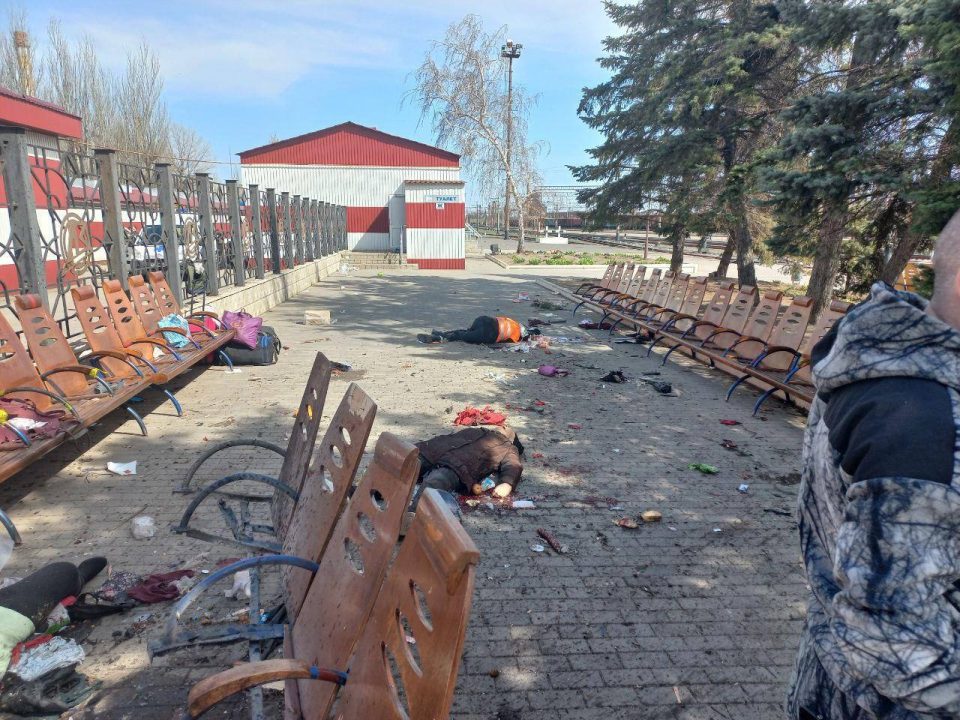 Оккупанты РФ нанесли ракетный удар по вокзалу Краматорска: десятки погибших и раненых - рис. 2
