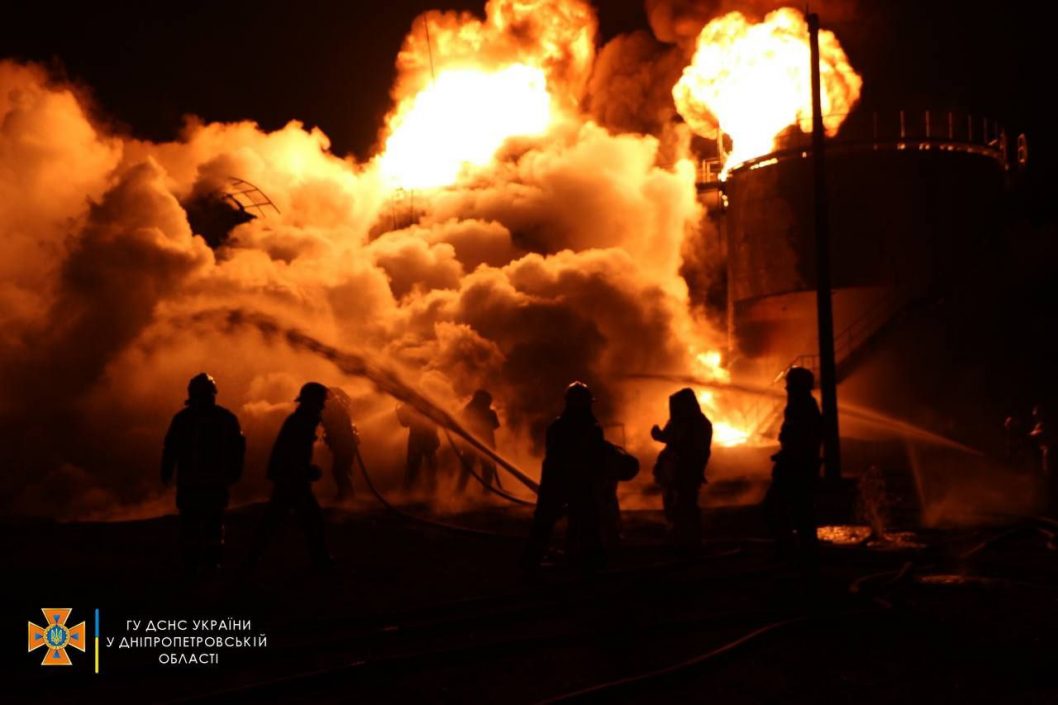 В Днепропетровской области ракеты оккупантов попали в нефтебазу и завод (Фото) - рис. 3