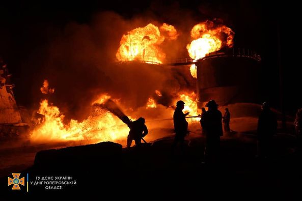 В Днепропетровской области ракеты оккупантов попали в нефтебазу и завод (Фото) - рис. 4