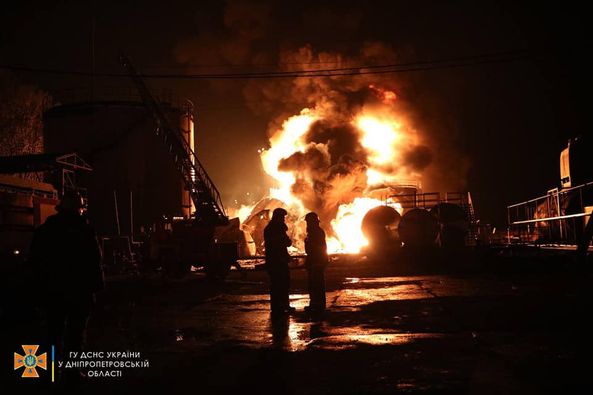 В Днепропетровской области ракеты оккупантов попали в нефтебазу и завод (Фото) - рис. 5