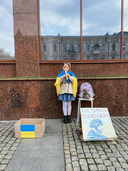 Юная днепрянка собрала за день почти 5000 гривен на бронежилет для воинов ВСУ - рис. 1