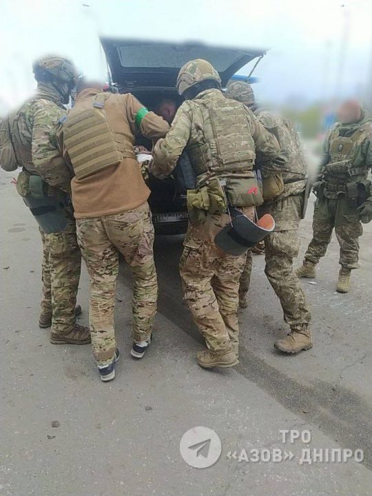 Бойцы днепровской теробороны спасли раненого мирного жителя - рис. 3
