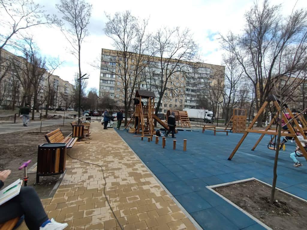 В Днепре активно достраивают сквер и детскую площадку на левом берегу (Фото) - рис. 4