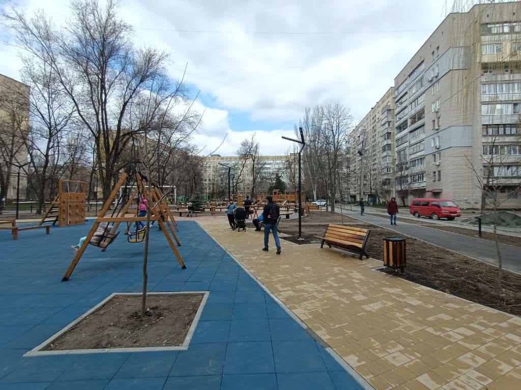 В Днепре активно достраивают сквер и детскую площадку на левом берегу (Фото) - рис. 6