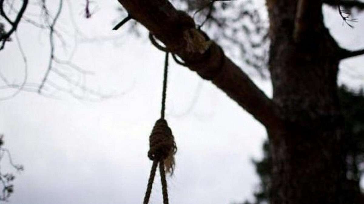 В центре Днепра обнаружили повесившуюся на дереве женщину - рис. 1