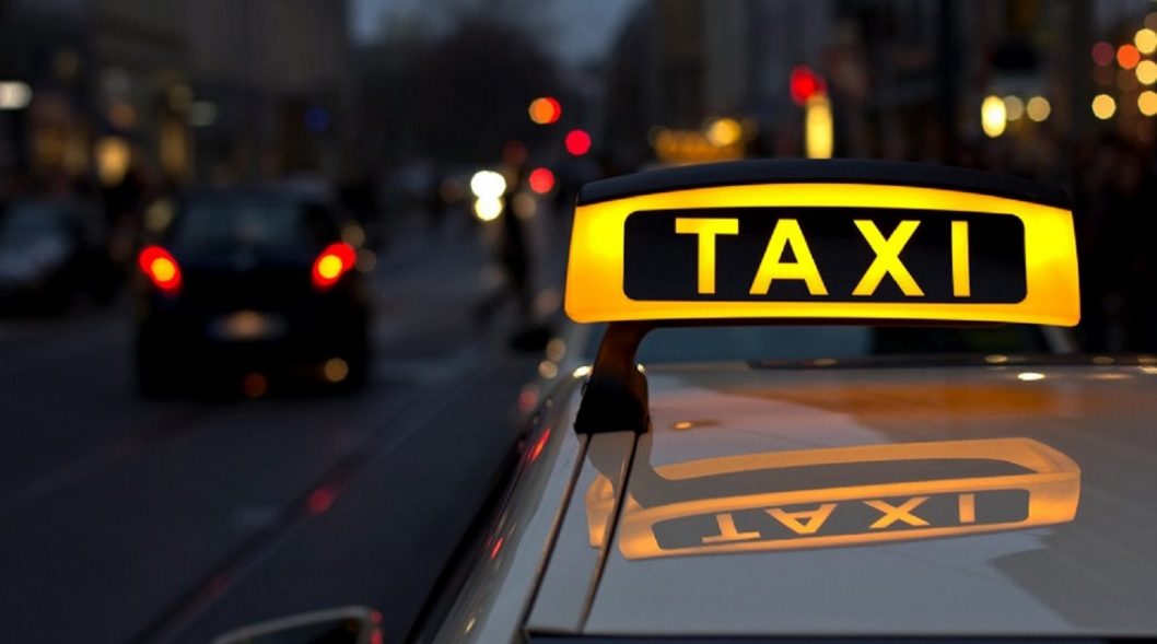 В Днепре женщина отказалась платить за проезд и разбила капот автомобиля такси - рис. 1