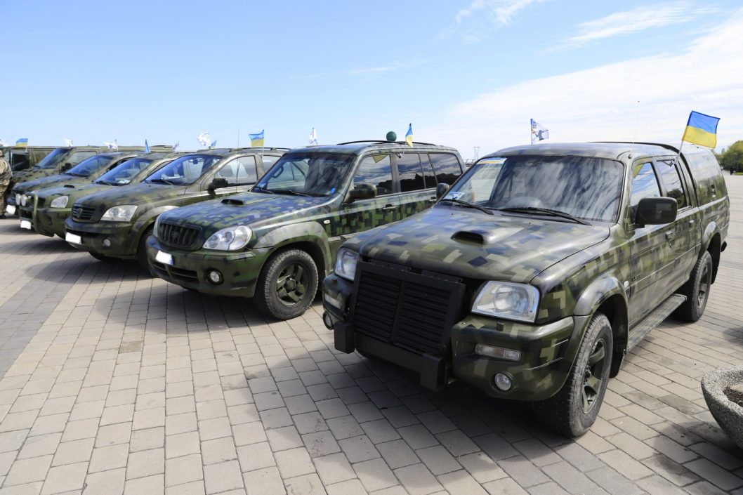 ВСУ и терробороне Днепра передали 22 маневровых автомобиля - рис. 1