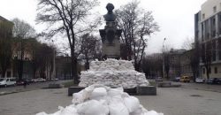 В Днепре оскверненный памятник Пушкину обложили мешками с песком (Фото) - рис. 3