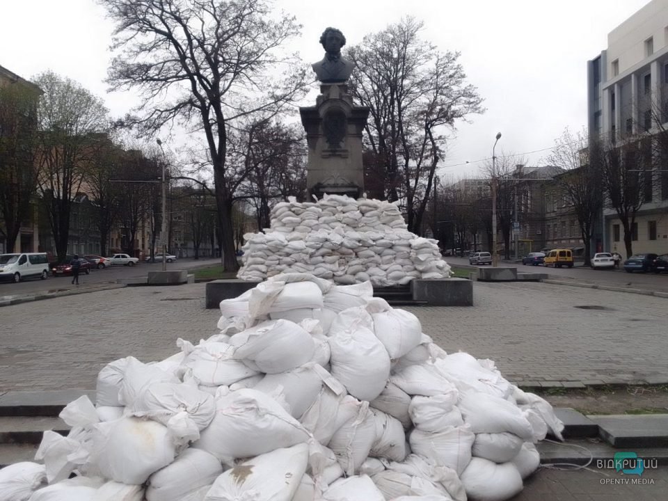 В Днепре оскверненный памятник Пушкину обложили мешками с песком (Фото) - рис. 1