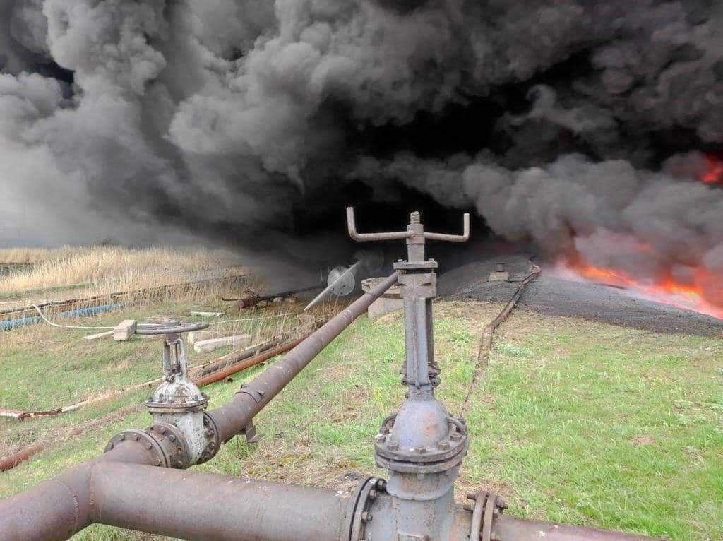 Российские оккупанты нанесли ракетный удар по нефтяному заводу в Лисичанске - рис. 3