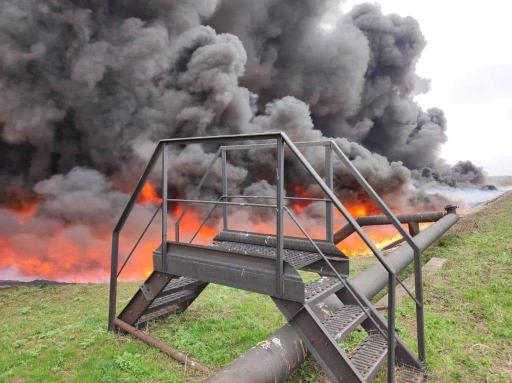 Российские оккупанты нанесли ракетный удар по нефтяному заводу в Лисичанске - рис. 1