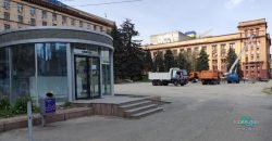 Коммунальщики демонтируют основание катка в центре Днепра - рис. 1