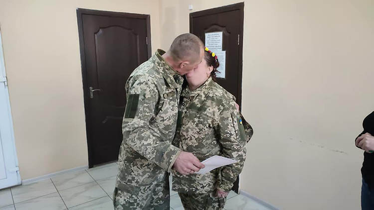 В Днепропетровской области сыграли свадьбу военные медики - рис. 1