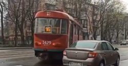 В Днепре на проспекте Хмельницкого трамвай сошел с рельсов - рис. 2
