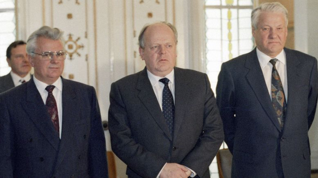 Станислав Шушкевич (в центре) после подписания Беловежских соглашений