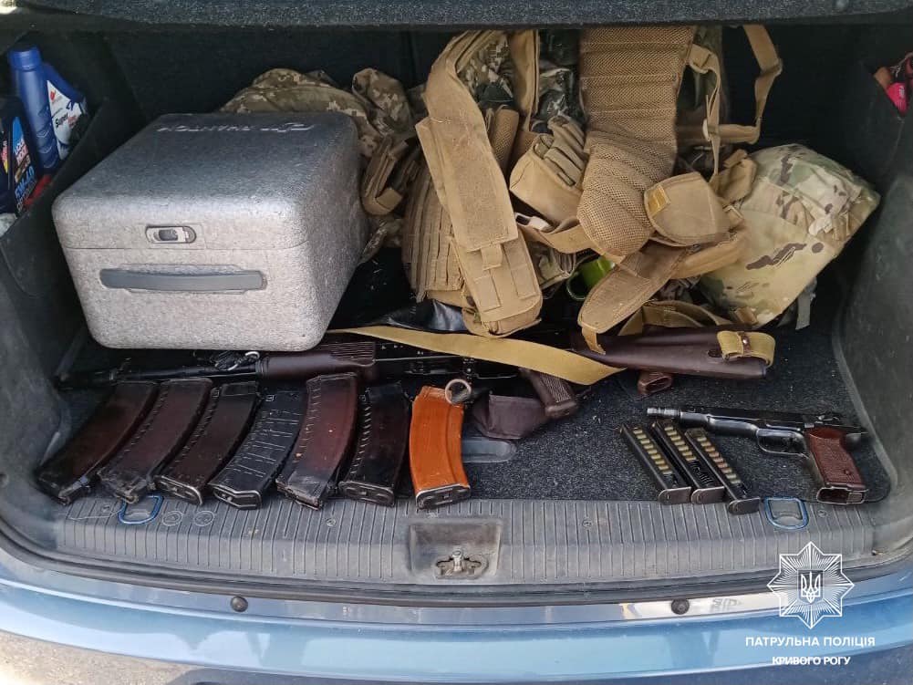 В Днепропетровской области водитель перевозил оружие с боекомплектами - рис. 1