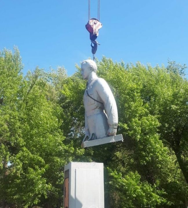 В Днепропетровской области демонтировали памятник первому директору "Криворожстали" - рис. 1