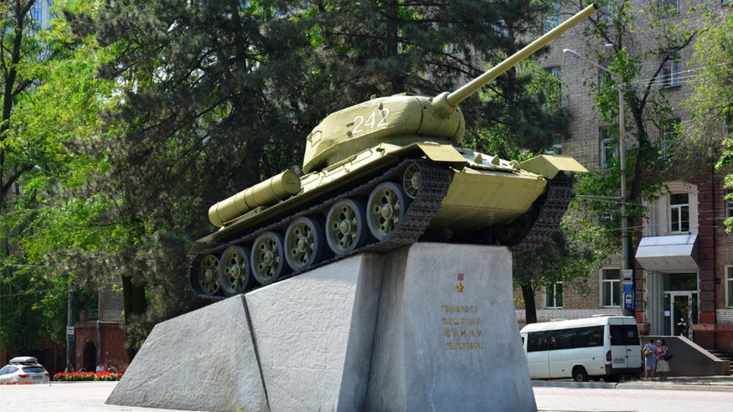 Мэр Днепра Филатов рассказал, почему нужно демонтировать танк генерала Пушкину - рис. 1