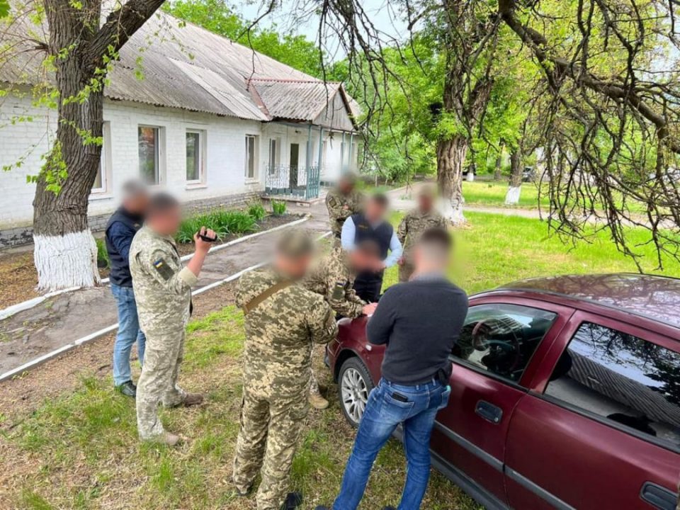 На Днепропетровщине во время получения взятки задержали замначальника штаба военной части - рис. 1