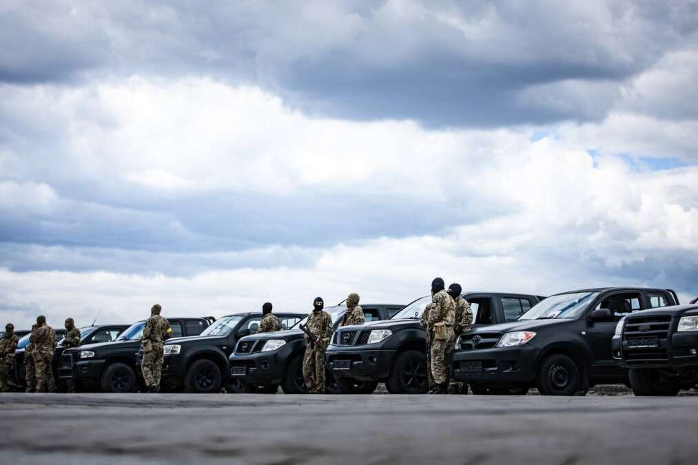 Тероборона Днепра получила 10 современных пикапов и 4 микроавтобуса - рис. 1