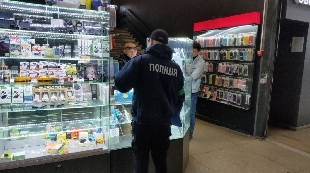 В днепровском ЦУМе обнаружили незаконную точку торговли табаком (Фото) - рис. 2