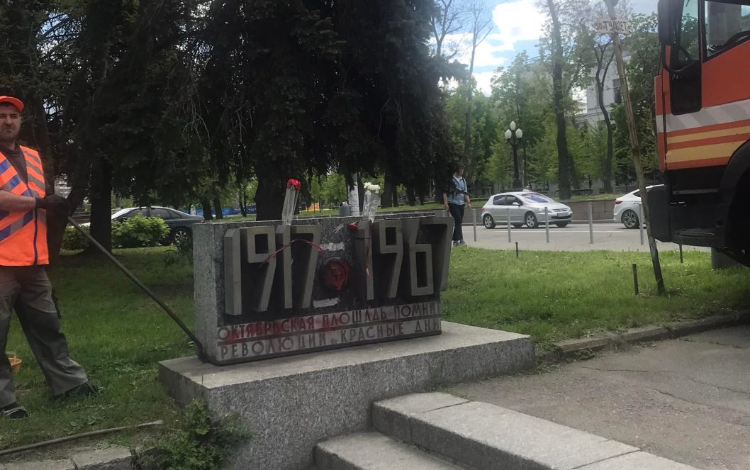 В Днепре на Соборной площади демонтировали коммунистические памятники - рис. 1