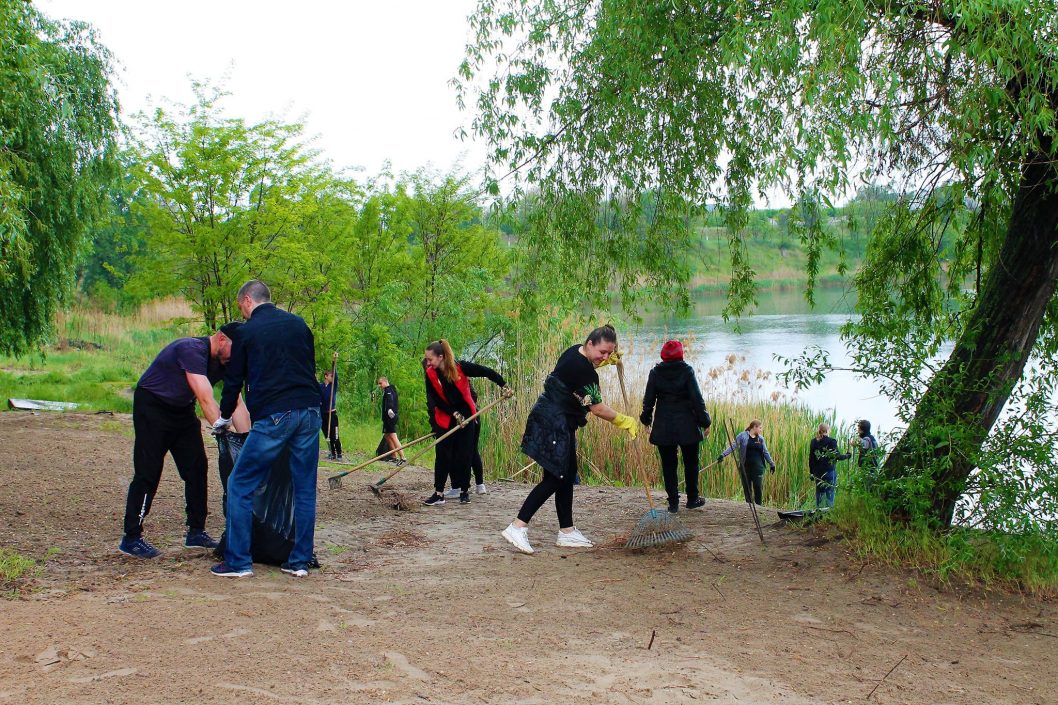 Жители одного из районов Днепра провели генеральную уборку на озере (Фото) - рис. 3