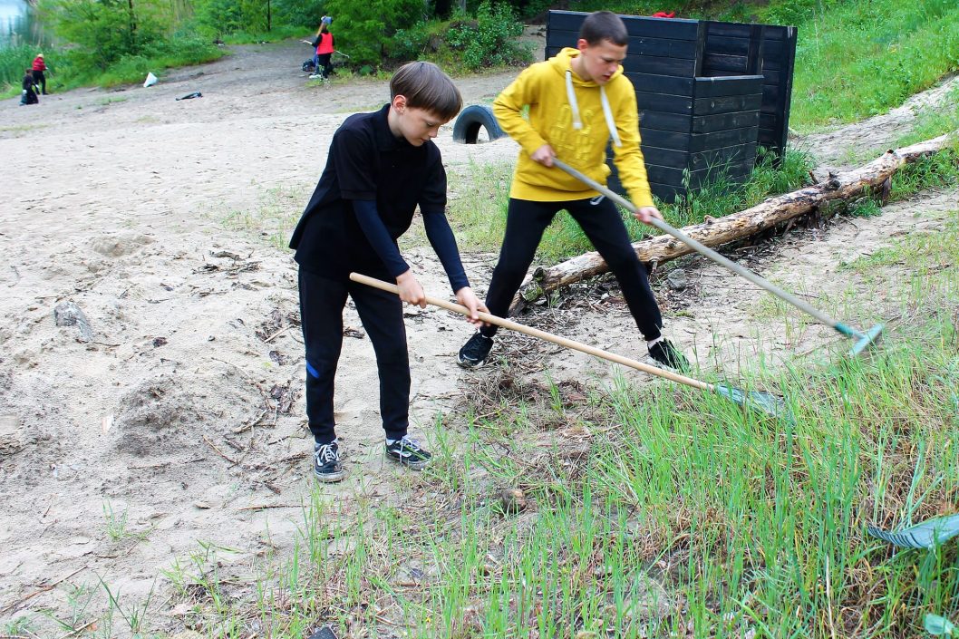 Жители одного из районов Днепра провели генеральную уборку на озере (Фото) - рис. 2