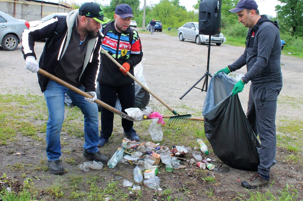 Жители одного из районов Днепра провели генеральную уборку на озере (Фото) - рис. 6