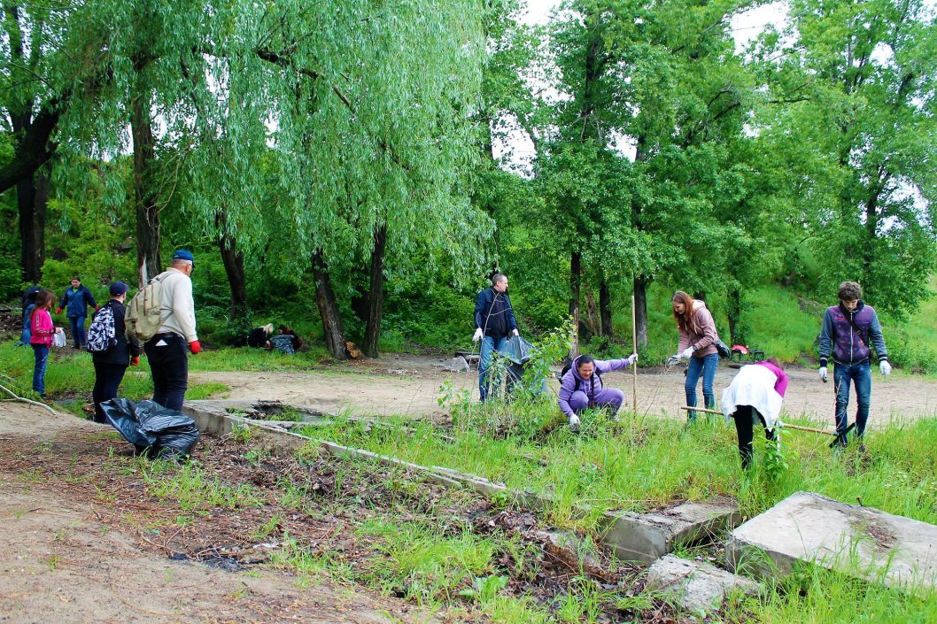 Жители одного из районов Днепра провели генеральную уборку на озере (Фото) - рис. 4