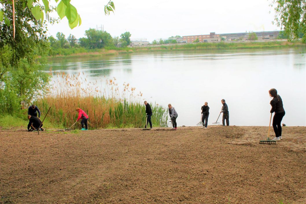 Жители одного из районов Днепра провели генеральную уборку на озере (Фото) - рис. 5