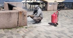 В Днепре на набережной закрашивают надписи, оставленные вандалами (Фото) - рис. 9