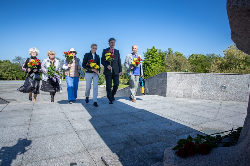 В Днепре почтили память жертв политических репрессий - рис. 9