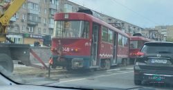 В Днепре на проспекте Богдана Хмельницкого трамвай сошел с рельсов: движение затруднено - рис. 1