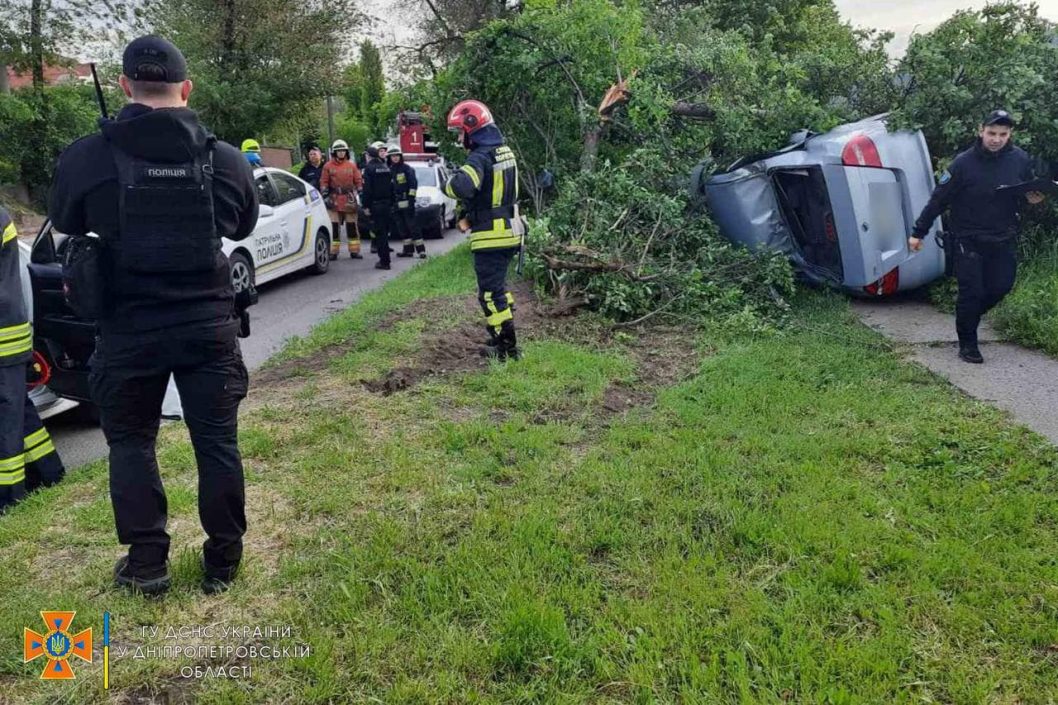В центральной части Днепра водитель Chevrolet протаранил в дерево - рис. 4