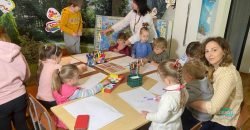 В днепровской творческой мастерской дети рисуют традиционные украинские наряды - рис. 22