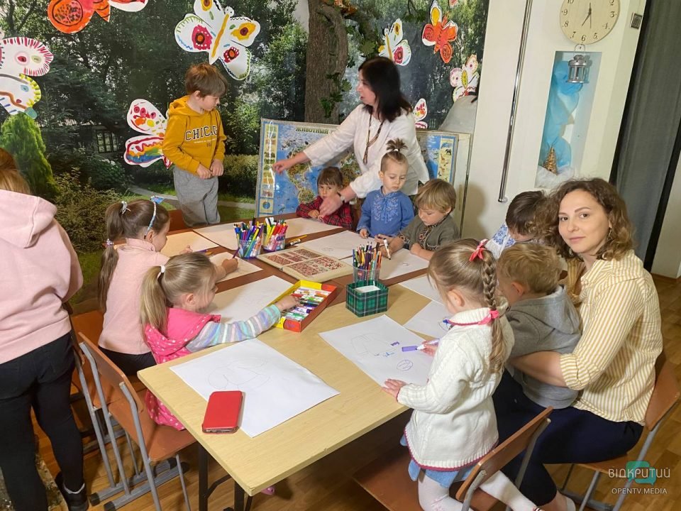 В днепровской творческой мастерской дети рисуют традиционные украинские наряды - рис. 1