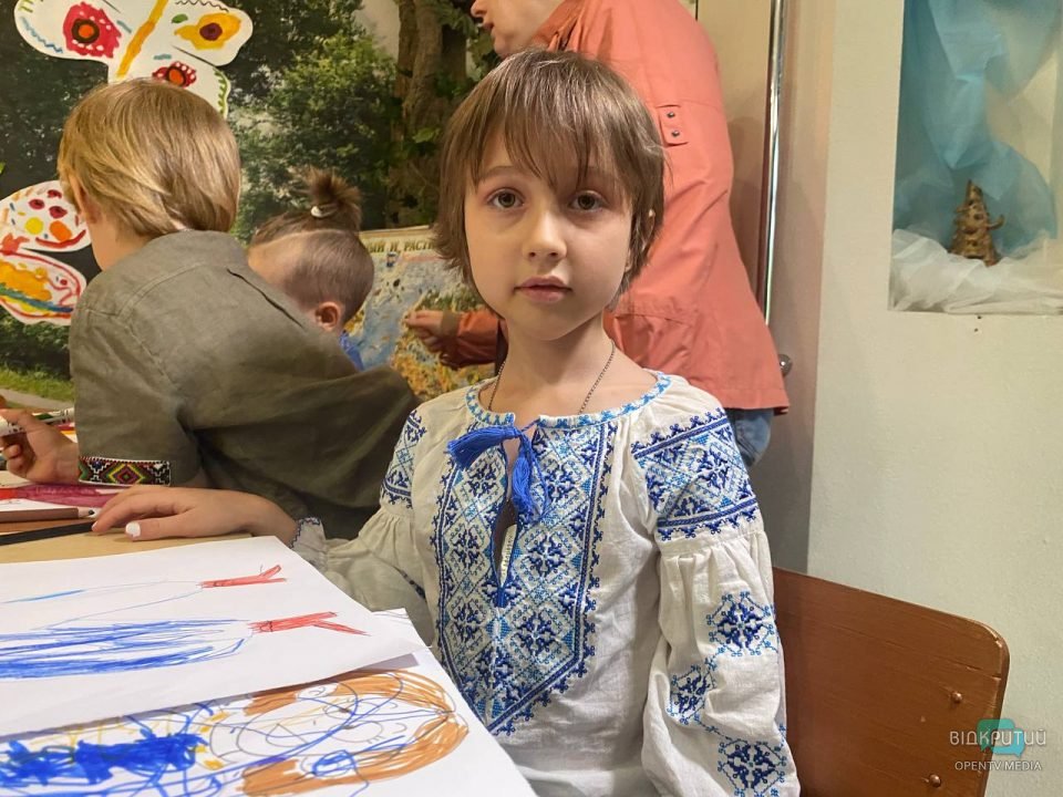 В днепровской творческой мастерской дети рисуют традиционные украинские наряды - рис. 7