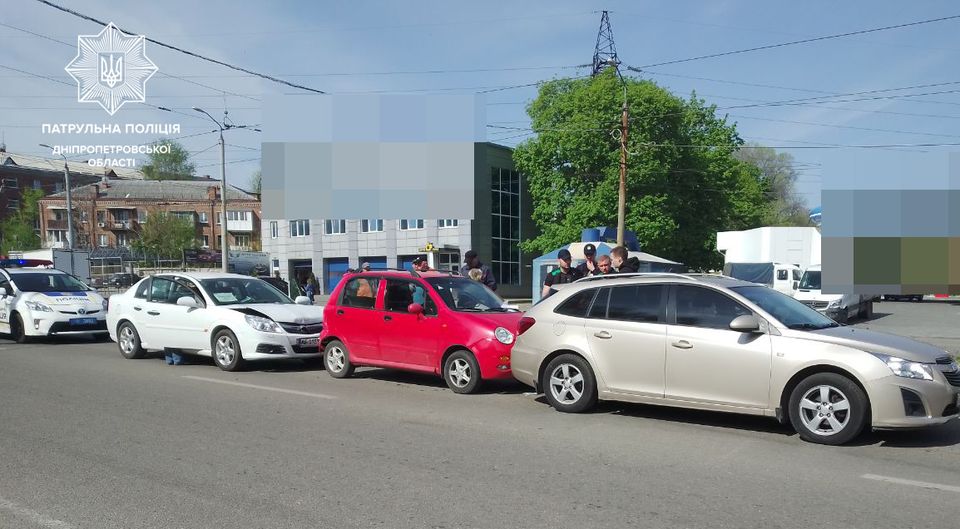 В Днепре на проспекте Богдана Хмельницкого столкнулись три автомобиля - рис. 1