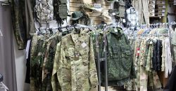 В одном из супермаркетов Днепра незаконно торгуют военным обмундированием - рис. 9