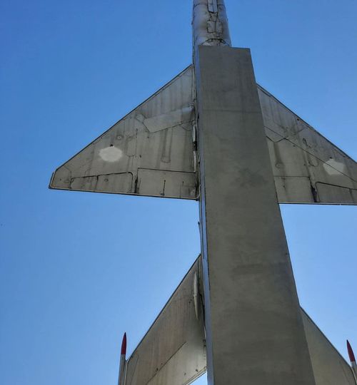 В Новомосковске на памятнике самолету закрасили красные звезды - рис. 1