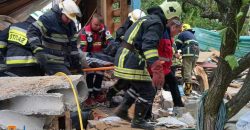 Под Днепром спасатели достали пенсионера из обрушившегося дома - рис. 11