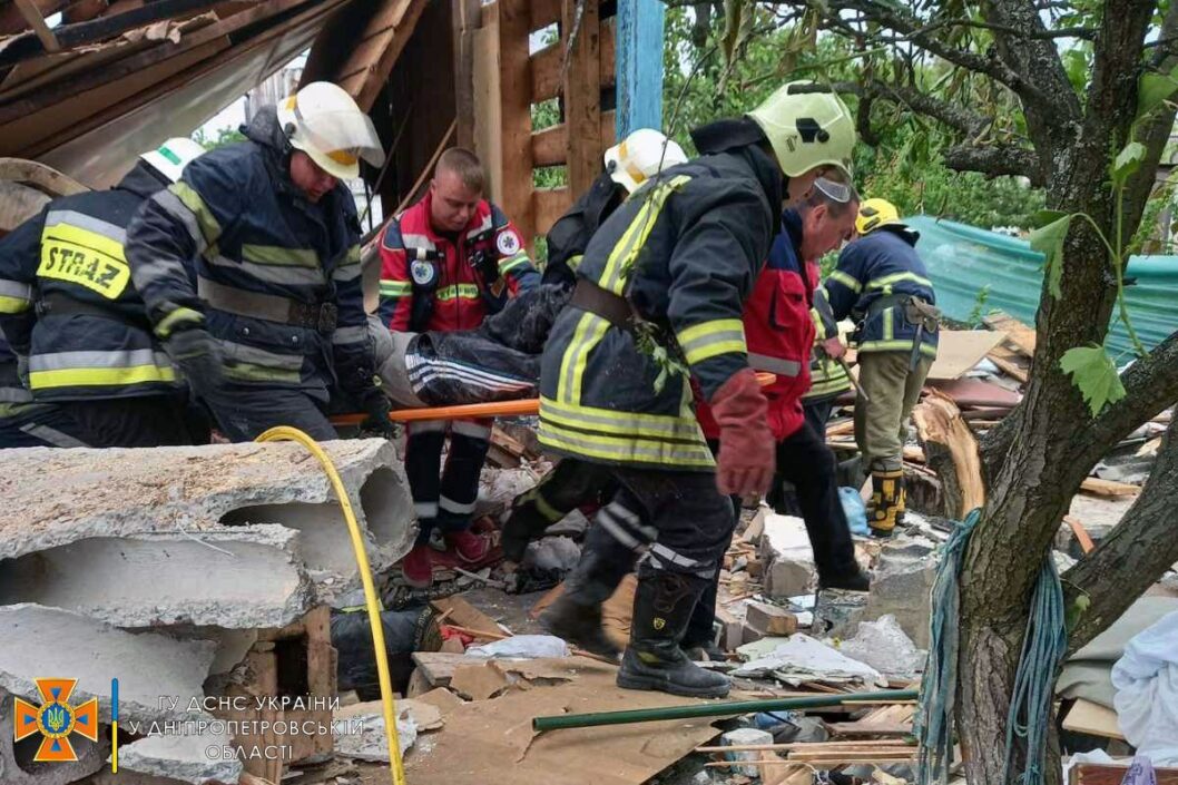 Под Днепром спасатели достали пенсионера из обрушившегося дома - рис. 7