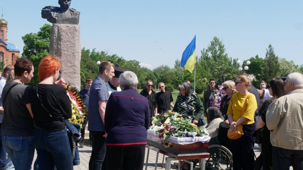 На Днепропетровщине простились с погибшим защитником Украины - рис. 2