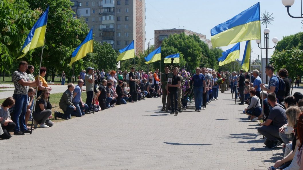 На Днепропетровщине простились с погибшим защитником Украины - рис. 3